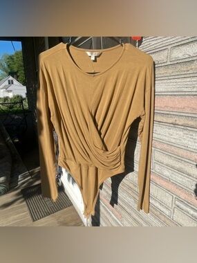 Banana Republic Twisted Front Long-Sleeve Bodysuit - Camel Medium